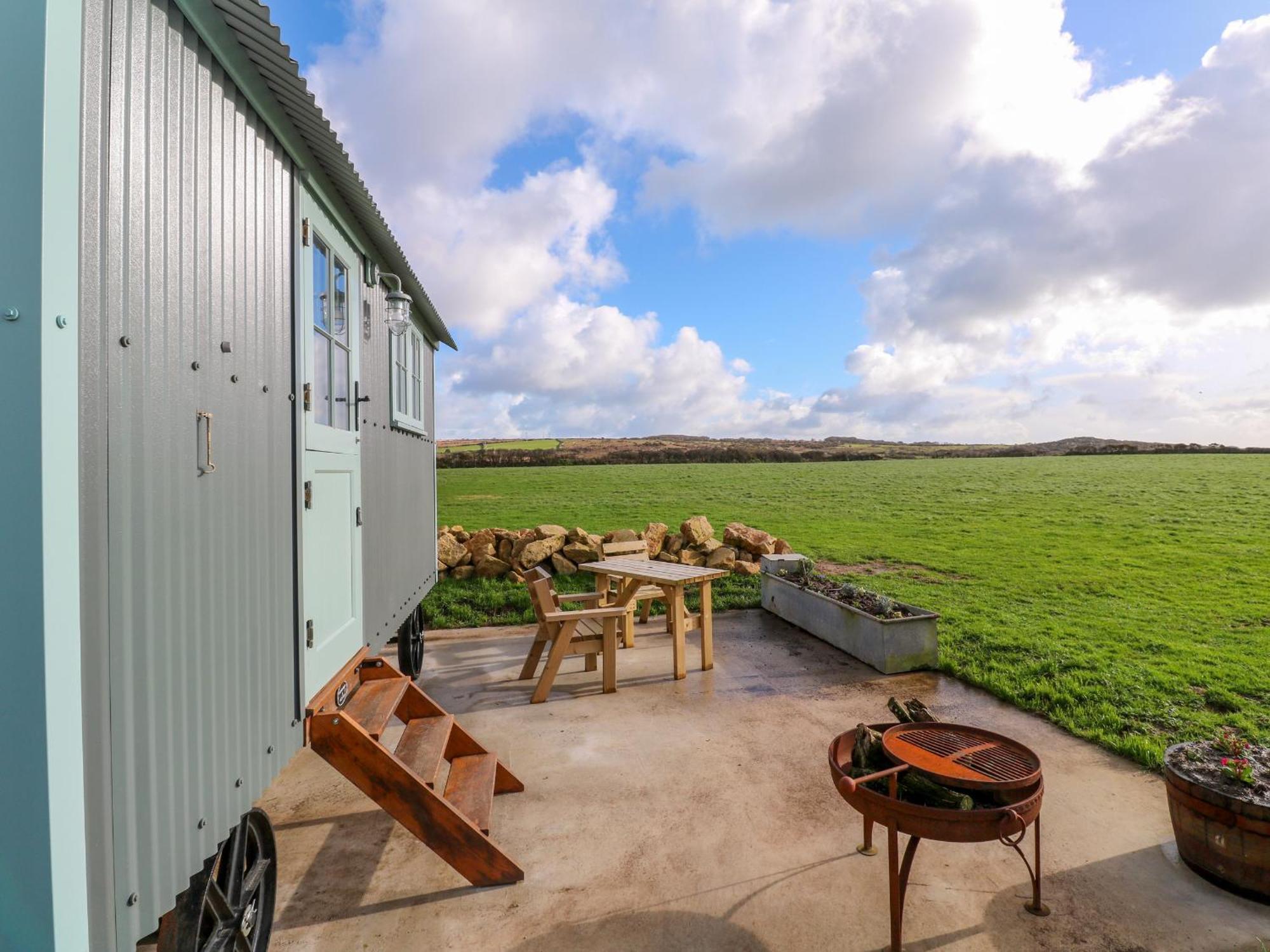 Lower Trewern Shepherds Hut Holiday home *